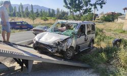 Burdur'da korkutan trafik Kazası: Hafif ticari araç takla atarak şarampole devrildi!