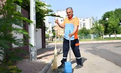 Başkan Ümit Uysal, Empati Günü'nde sokakları süpürdü: İşçinin yanında, temizliğin peşinde