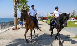 Antalya'nın Konyaaltı Sahili atlı polislere emanet