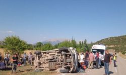 Isparta'da minibüsle tarım aracının çarpıştığı kazada 1 kişi öldü, 13 kişi yaralandı