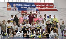 Muratpaşa Belediyesi'nin Yaz Dönemi Voleybol Kursları dolu dolu geçiyor