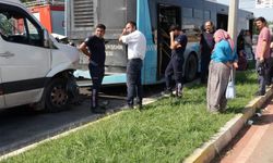 Antalya'da servis minibüsü ve halk otobüsü çarpıştı: 4 yaralı