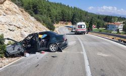 Isparta'da kontrolden çıkan otomobil kayalıklara çarptı