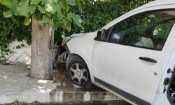 Burdur'da polis aracı ile sivil otomobil çarpıştı