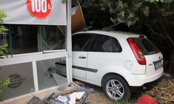 Antalya'da kontrolden çıkan otomobil restorana girdi