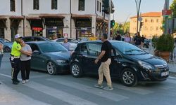 İçinde bulunduğu otomobilin kaza yapması ile şoka giren kadını trafik polisi sakinleştirdi