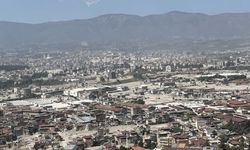 Hatay'da hasarlı binaların yıkımı devam ediyor