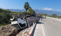 Antalya'da kamyonet refüje çarpıp devrildi