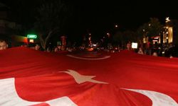 Kemer'de 300 metrelik bayrakla Cumhuriyete Saygı Yürüyüşü