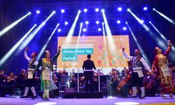 'Senfoni ile Neşet Ertaş Türküleri' konseri dinleyicileri büyüledi 