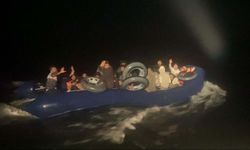 Lastik botta 48 kaçak göçmen yakalandı