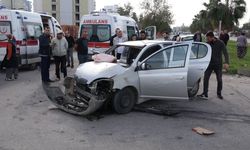 Kepez'de kontrolsüz kavşakta kaza: 3 yaralı