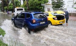 Antalya'da sağanak; rögar kapağı üstündeki asfalt kalktı