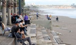 Antalya'da şiddetli yağış ve fırtına sonrası güneş açtı, sahil doldu