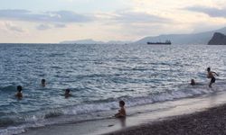 Antalya’da vatandaşlar Kasım ayının ortasında denize giriyor