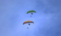 Alanya'da Cumhuriyet kutlamaları: Şehit aileleri ve gaziler yamaç paraşütüyle uçuş yaptı 