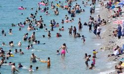 Dünyaca ünlü Antalya sahilleri, turistleri ağırlamayı devam ediyor