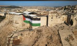 Filistin’e destek için tarihi kaleye dev Filistin bayrağı asıldı