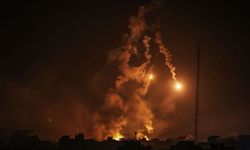 İsrail savaş uçakları Gazze'de yine hastane çevresini hedef aldı