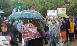 Antalya’da kadınlar sağanak yağış altında şiddete karşı haykırdı