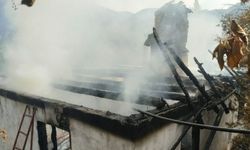 Yaşlı çiftin ahşap ev yandı: Çift hafif yaralandı