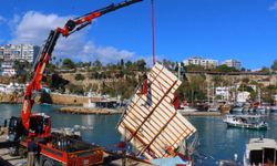 Yat Limanı’nda batan tekneler vinçle çıkarıldı