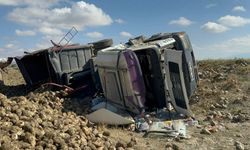Afyonkarahisar'da kamyon ve tır çarpıştı: 3 kişi yaralandı