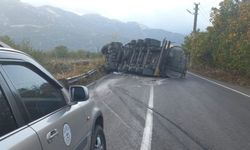 Isparta'da asfalt yüklü tır devrildi