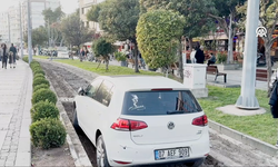 Otomobil, tramvay yolunda mahsur kaldı