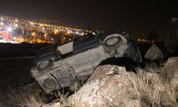 Kayseri'de uçurumdan yuvarlanan araç asılı kaldı