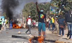 Afrika ülkesinde seçimler ertelendi! Sokaklar savaş alanına döndü