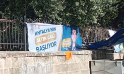 Antalya'da cami duvarında 'siyasi' afişler...