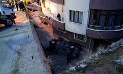 El freni çekilmeyen cip, 10 metrelik duvardan uçtu!