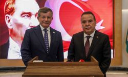 Ahmet Davutoğlu'ndan Muhittin Böcek'e tam destek