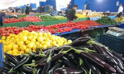 Antalya’nın meşhur Çarşamba Pazarı’nda güncel sebze ve meyve fiyatları! Domates, patlıcan, kereviz, portakal…