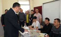 Kepez Belediye başkan adayı Rıza Sümer, oyunu kullandı