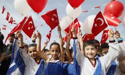 Antalya'da 23 Nisan coşkusu başladı! Çocuklar ATA'ya çelenk sundu