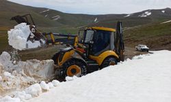 Antalya'da Nisan ayında metrelerce kar! Yollar güçlükle açıldı