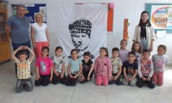 Minik öğrencilerden parmak baskısı ile Atatürk portresi