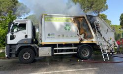 Antalya’da atık toplama kamyoneti seyir halindeyken alev aldı