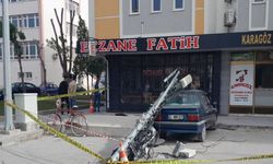 Konya'da rüzgardan kopan baz istasyonu otomobilin üzerine düştü