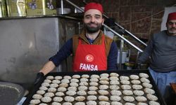 Hatay'daki tarihi Uzun Çarşı'da, kömbe şöleni