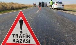 Antalya'da otomobil otoyoldaki bariyerlere çarptı: 2 yaralı