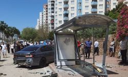 Adana’da kontrolden çıkan otomobil durakta otobüs bekleyenlere çarptı: 7 yaralı