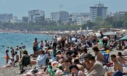 Antalya sahilleri tıka basa doldu