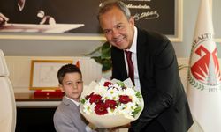Döşemealtı'nda Menderes Dal koltuğunu çocuk başkana devretti