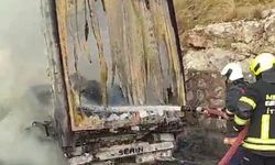 Mersin'de cam ve plastik yüklü TIR yandı