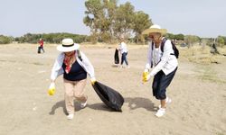 Antalya'da yaşayan yabancılar 1 Mayıs'ı çevre temizliği yaparak kutladı