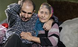 Adana'da eli öpülesi annenin oğluyla yaşam mücadelesi! 40 yıldır oğlunu bebek gibi bakıyor