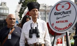 Antalya’da 19 Mayıs kutlamalarına temsili Atatürk damgasını vurdu